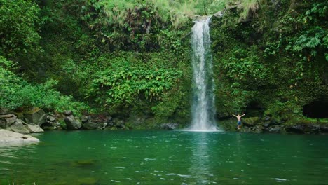 Tropischer-Wasserfall-Abenteuer