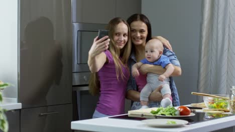 Lesbisches-Paar-mit-Baby-nehmen-Selfie