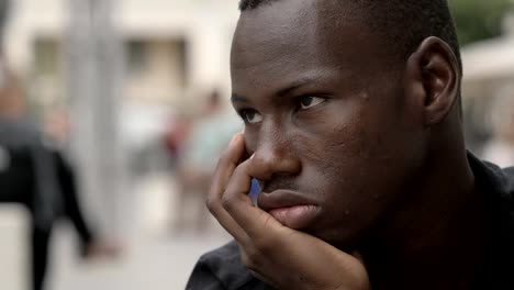 Nachdenklich-amerikanischen-afrikanischen-jungen-Mann-auf-der-Straße-Close-up