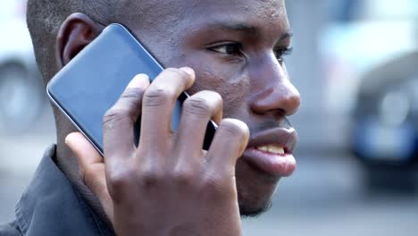 Junge-afrikanische-Amerikaner-sprechen-per-Telefon-in-der-Straße