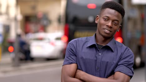 atractivo-joven-Afro-Americano-observando-la-ciudad