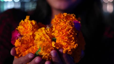 Schöne-junge-Frau-Hände-kam-im-Namaste-grüßt-mit-orange-Ringelblume-Blumengirlande-auf-ihrem-Hals-Angebote-Gebete-Anbetung,-die-Gott-Göttin-begrüßt-lächelt-glühende-Respekt-Gläubigen-Religion-handheld-Hände