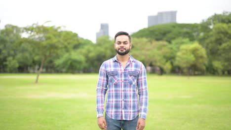 Feliz-joven-indio-apuesto-en-Parque-sonriendo