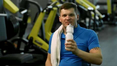 Paraplegic-Mann-lächelnd-in-Fitness-Studio