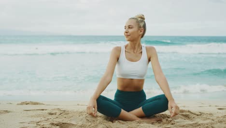 Diosa-de-la-yoga-en-su-lugar-feliz