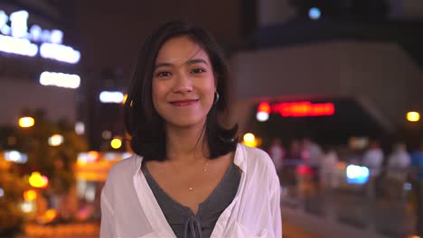 Retrato-de-la-sonrisa-bonita-joven-mujer-asiática