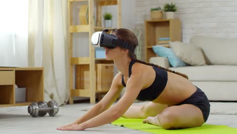 Mujer-usando-tecnología-de-VR-en-Fitness