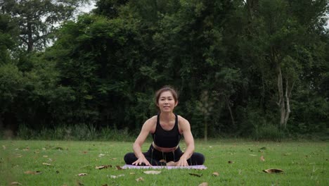 Hermosa-mujer-hace-Yoga-en-el-Parque