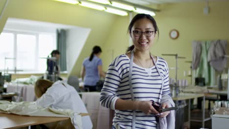 Retrato-de-sonriente-costurera-en-el-taller-de-sastrería