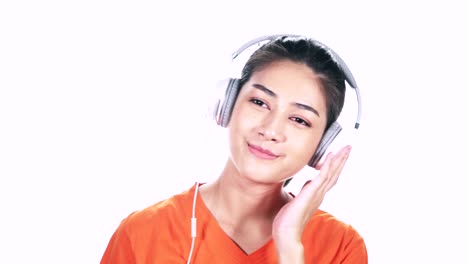 Frau-Hipster-Musikhören-isoliert-auf-weißem-Hintergrund.-Asan-Weibchen-in-orange-T-shirt.