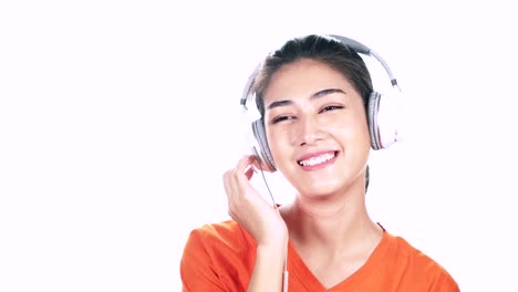 Frau-Hipster-Musikhören-isoliert-auf-weißem-Hintergrund.-Asan-Weibchen-in-orange-T-shirt.