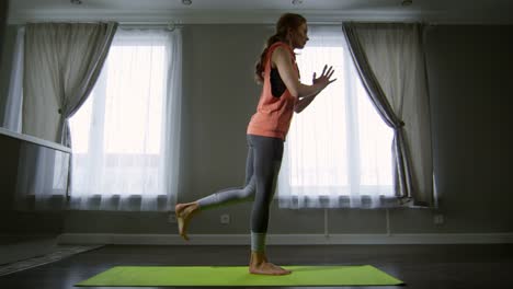 Mujer-joven-haciendo-Pose-de-Yoga-Guerrero