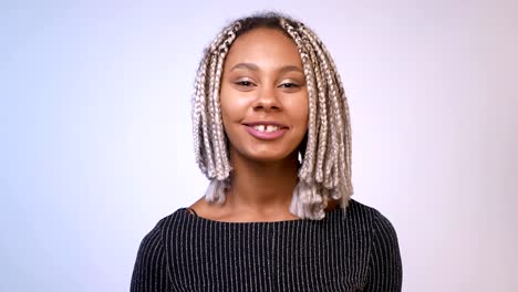 Chica-joven-africano-con-rastas-sonriendo,-riendo-y-mirando-a-cámara,-fondo-blanco