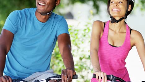 Pareja-afroamericana-activo-retrato-disfrutando-de-ciclismo-al-aire-libre