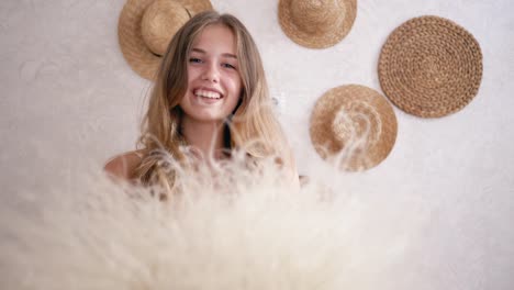 Porträt-gesunde-junge-Frau-frei-von-Allergien-mit-Bouquet-von-Feather-Gräser-Lachen-und-auf-der-Suche-in-der-Kamera