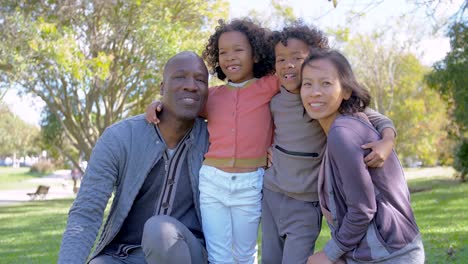 Retrato-de-familia-feliz-Multicultural-con-hija-e-hijo