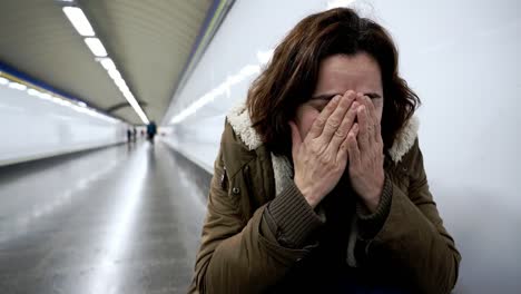 Mujer-desesperada-y-agotada-sufriendo-depresión-y-ansiedad-en-túnel-del-metro-en-conciliación-emite-problemas-financieros-imagen-negativa-del-cuerpo-y-Salud-Mental-de-eventos-de-vida-estresantes-y-loos-de-ser-amado.