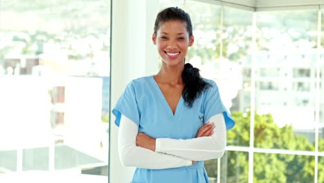 Smiling-doctor-with-arms-crossed-looking-at-camera