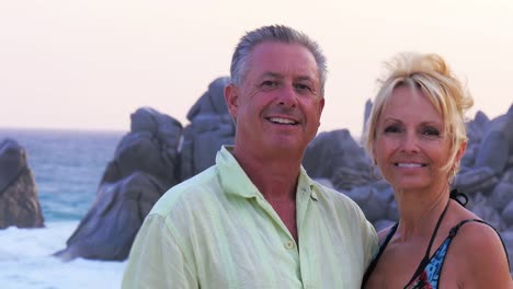 Una-Pareja-de-ancianos-sonrisa-y-beso-en-la-playa