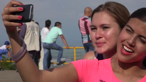 Turista-Chica-amigos-tomando-autofoto