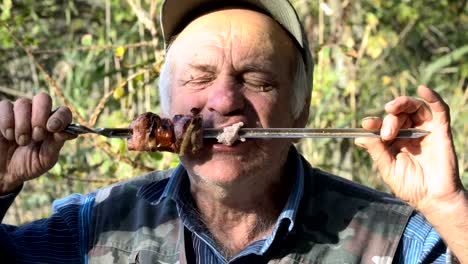 Un-anciano-comer-carne-frita