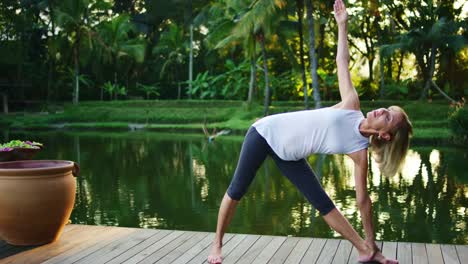 Frau-üben-Yoga-