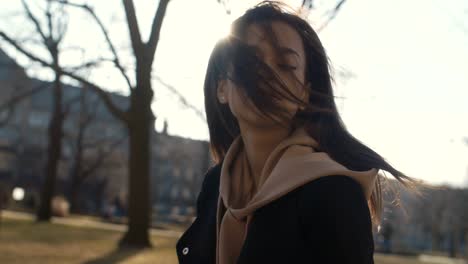 Elegante-mujer-de-relax-en-un-parque-de-la-ciudad-durante-el-día-soleado.