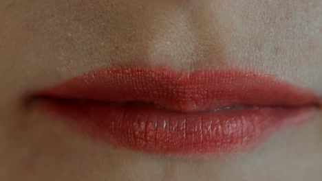 Extreme-close-up-of-woman-lips-smiling