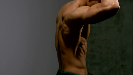 Muskulösen-Oberkörper-eines-Fitness-Modells-aus-Profil