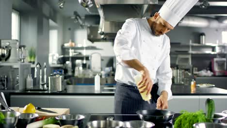 Trabajo-en-una-cocina-de-restaurante-famoso-en-Chef-profesional.-Comienza-a-preparar-su-especializada-plato,-enciende-fogones-y-pone-Pan-con-aceite-en-él.