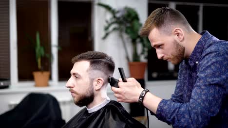 Llegó-un-visitante-a-la-peluquería-para-conseguir-un-peinado-con-estilo-en-peluquería,-un-hombre-adulto-espera-recortarse-el-pelo