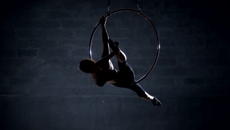 Flexible-Mädchen-führt-einen-Trick-aerial-Hoop