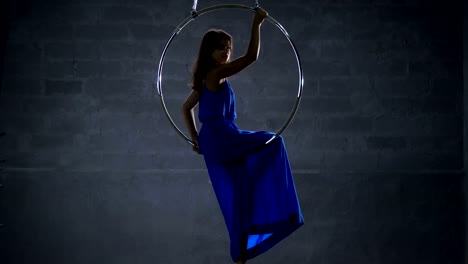 Schöne-Mädchen-in-langen-blauen-Kleid-in-der-aerial-hoop