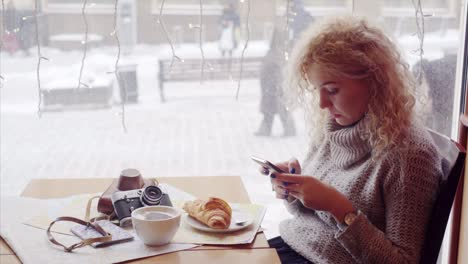 Frauen-im-Café-mit-Telefon