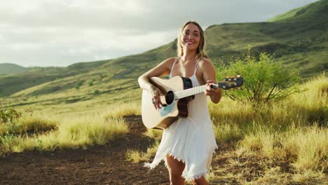 Junge-Frau-spielt-Gitarre