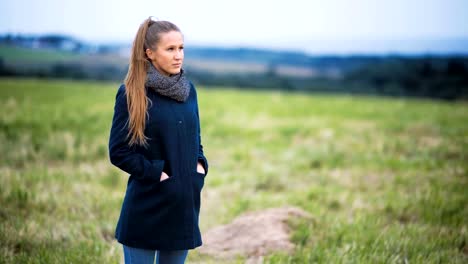 Porträt-des-einsamen-depressiven-Frau-alleine-in-einem-Feld