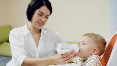 Junge-Mutter-füttern-einen-kleinen-Sohn-mit-Milch