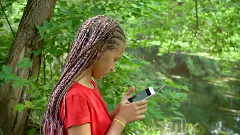 Girl-with-mobile-phone