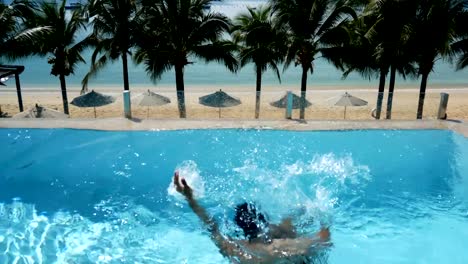 hombre-ahogado-en-agua-en-la-piscina.-hombre-ahogado-en-la-piscina-intenta-sobrevivir-por-mano-puesta-para-arriba-pidiendo-ayuda