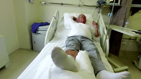 Senior-hombre-paciente-acostado-de-relajación-en-cama-de-Hospital