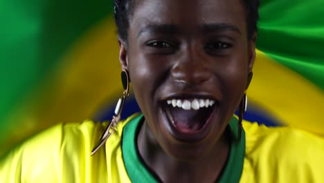 Joven-brasileño-negro-a-mujer-celebrando-con-la-bandera-de-Brasil