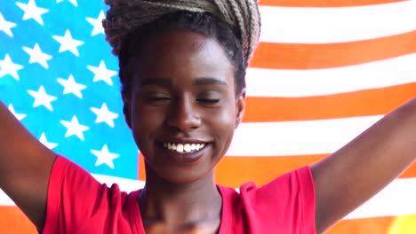 Joven-estadounidense-Black-Woman-celebrando-con-la-bandera-de-Estados-Unidos