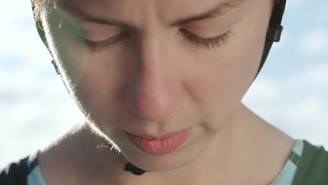 Closeup-of-Determined-Female-Cyclist