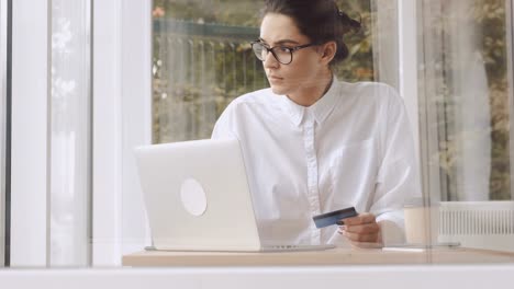 Frau-mit-Kreditkarte-im-Internet-bezahlen