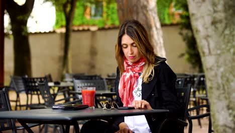 portrait-of-smiling-Businesswoman-With-Cellphone-Working-In-Cafe,-Outdoors