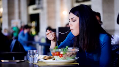 nachdenklich-und-einsamen-philippinischen-Frau-essen-Salat-in-einem-Restaurant-sitzen