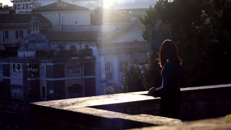 Retrato-de-mujer-joven-pensativa-observa-la-puesta-de-sol-en-Roma