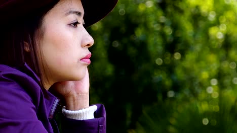 nachdenklich-raffinierte-asiatische-Frau-Portrait