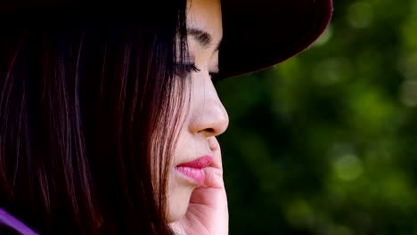 elegante-asiatische-Frau-Gesicht-Portrait-Close-Up-nachdenklich-ernst