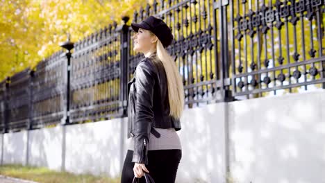 Trendige-Frau-Spaziergang-im-herbstlichen-Park-auf-Straße